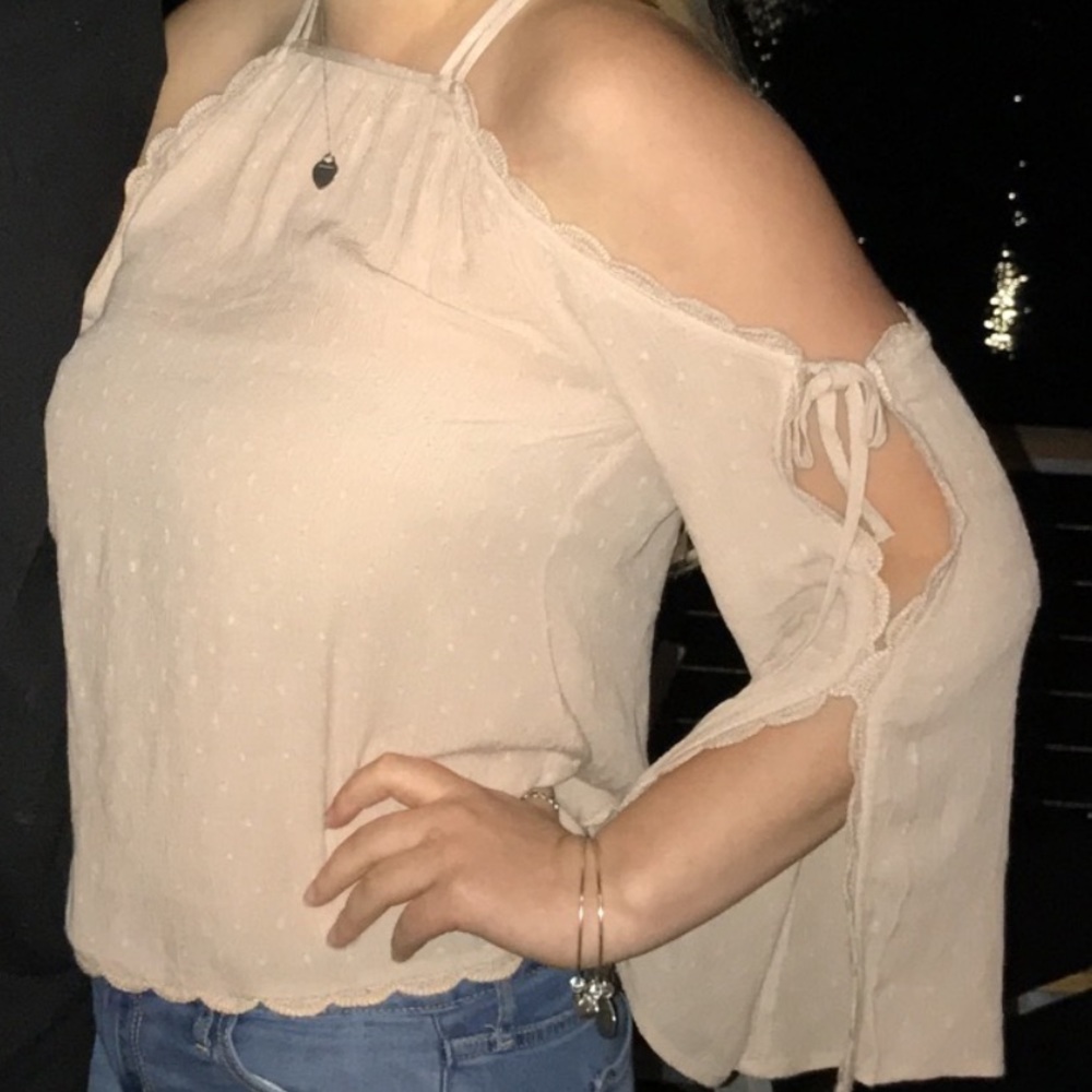 american eagle flowy top with cut out sleeves